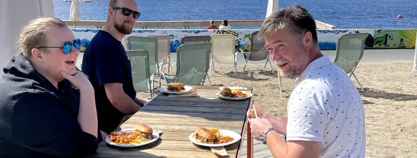 Eirik og Anders spiser lunsj på Mjøsfronten